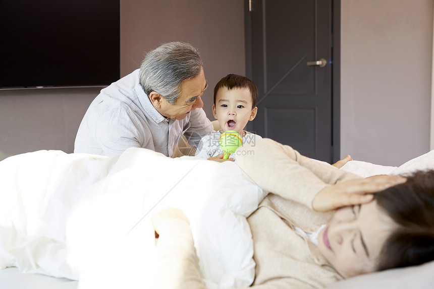 爷爷奶奶在家里带孩子图片