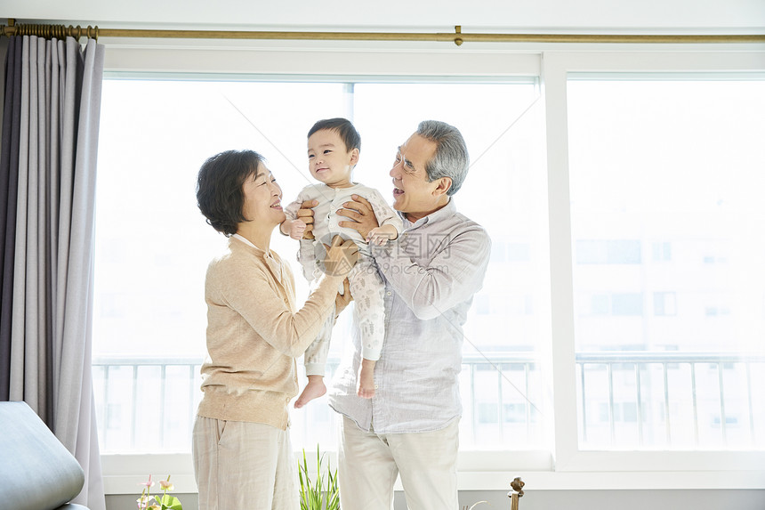 爷爷奶奶在家里带孩子图片