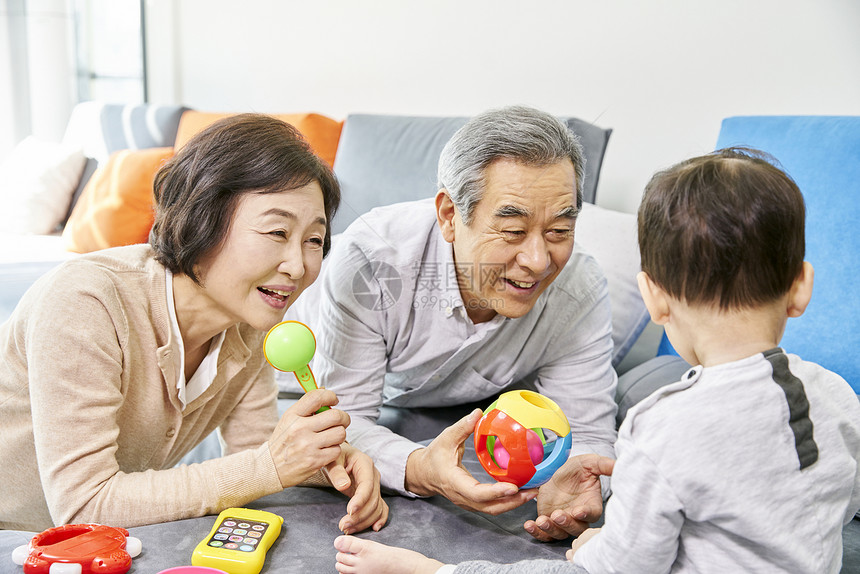 爷爷奶奶在家里带孩子图片