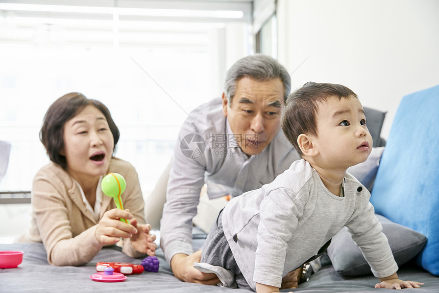 爷爷奶奶陪孙子一起玩耍图片