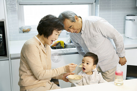 爷爷奶奶给孙子喂辅食图片