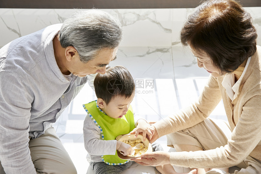 爷爷奶奶给孙子喂辅食图片