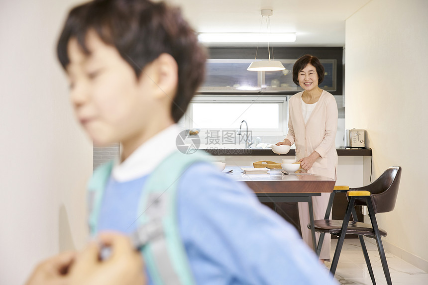 爷爷奶奶在家里带孩子图片