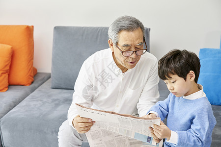 在韩国素材爷爷奶奶在家里带孩子背景