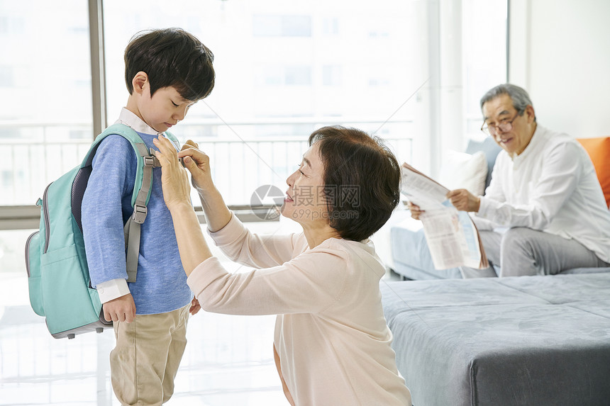 爷爷奶奶在家里带孩子图片