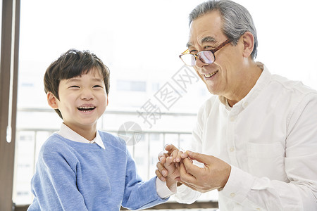 微笑的爷爷和小男孩图片