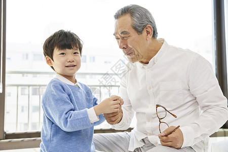 爷爷和小男孩聊天图片