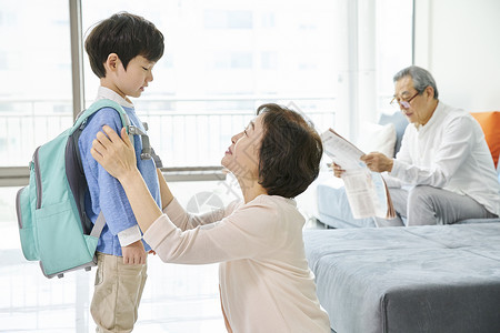 准备去上学的小男孩图片