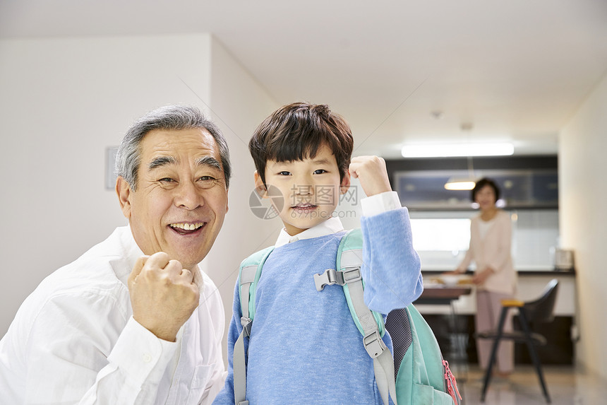 爷爷奶奶在家里带孩子图片