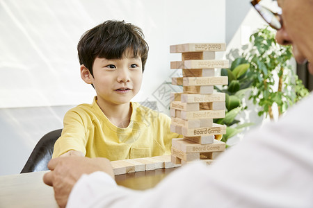 考试男孩爷爷奶奶在家里带孩子图片