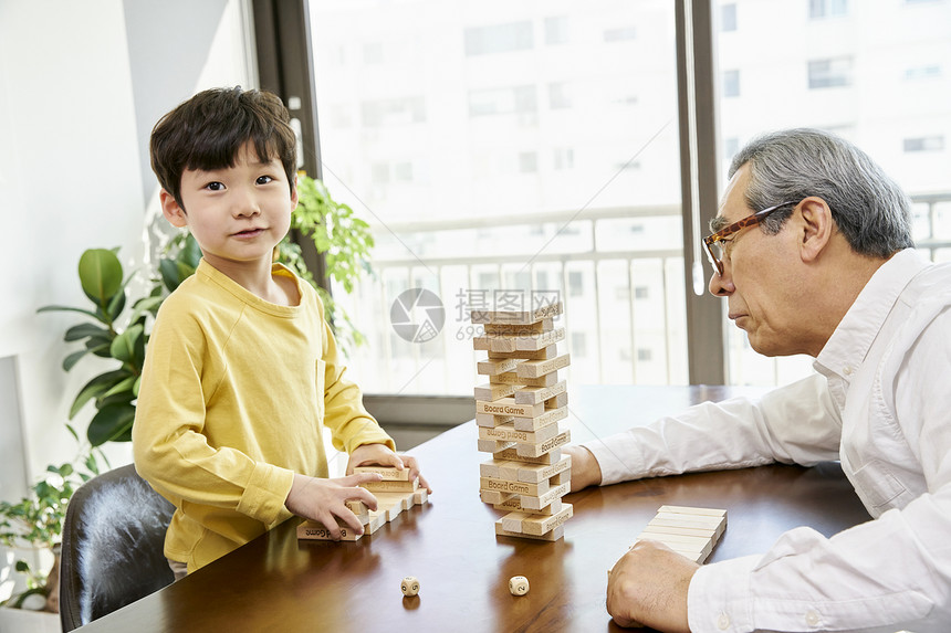 爷爷奶奶在家里带孩子图片