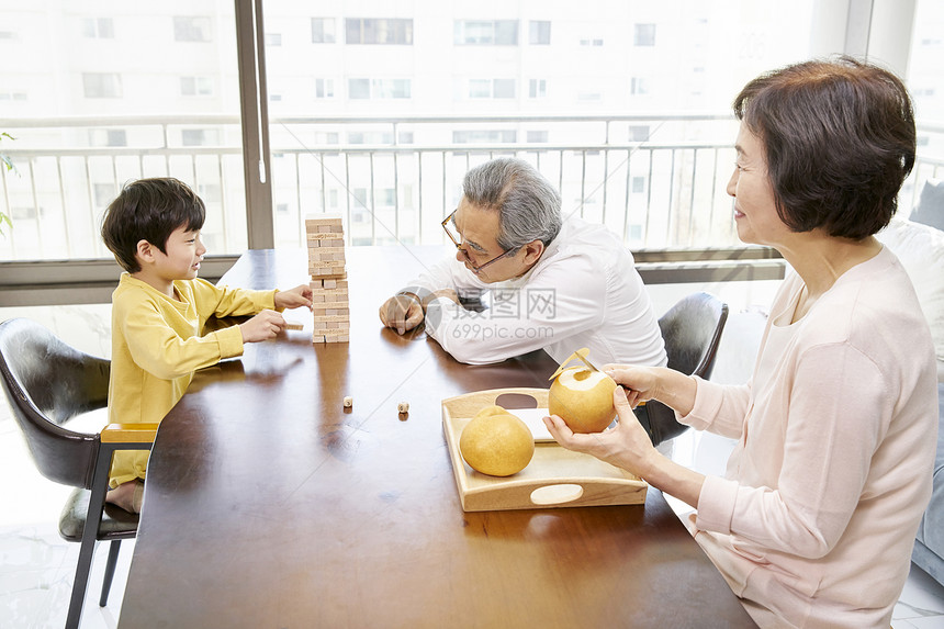 爷爷和孙子一起拼积木图片