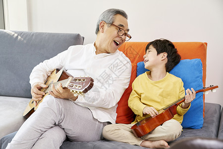 爷爷和孙子一起弹奏音乐高清图片