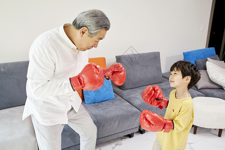 爷爷和孙子一起练习拳击图片