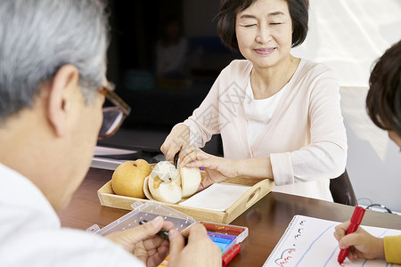 奶奶看着小男孩画画图片