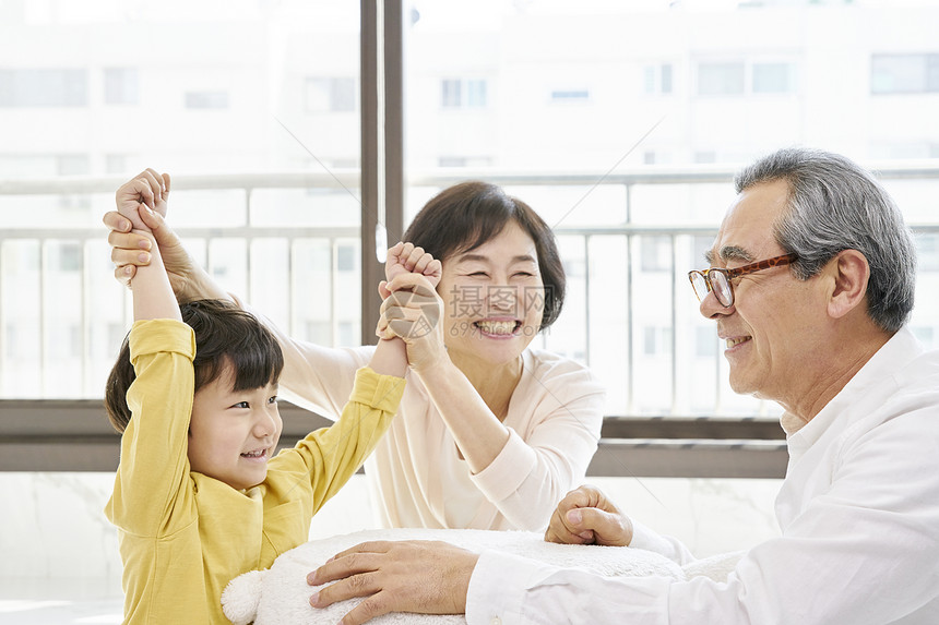 爷爷奶奶带着孩子一起玩耍图片