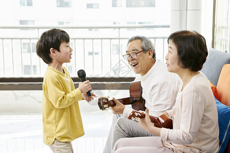 爷爷奶奶带孙子在客厅唱歌图片