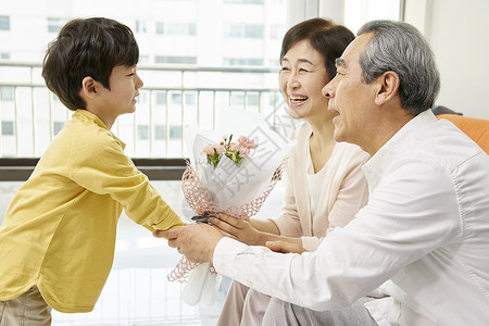 小男孩送花给爷爷奶奶图片