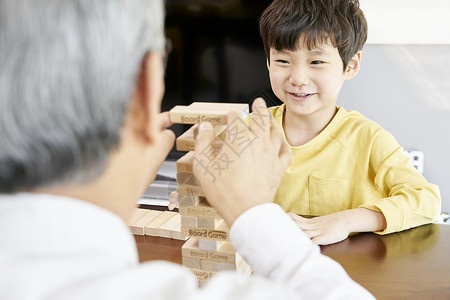 爷爷和孙子一起搭积木图片