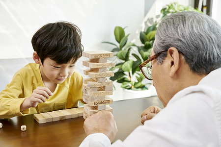 爷爷和孙子一起搭积木图片