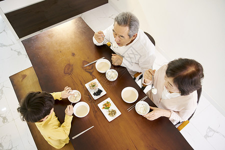 爷爷奶奶带孙子一起吃饭图片