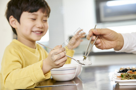 爷爷奶奶带孙子一起吃饭图片