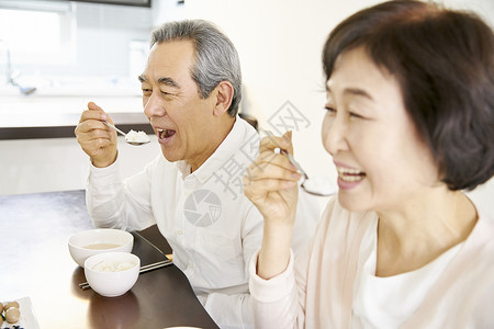 正在吃饭的老年夫妇图片