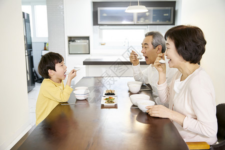 爷爷奶奶带孙子一起吃饭图片