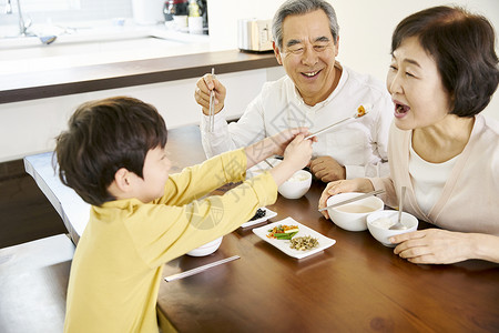 爷爷奶奶带孙子一起吃饭图片