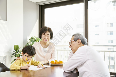 爷爷奶奶看着小男孩写字图片