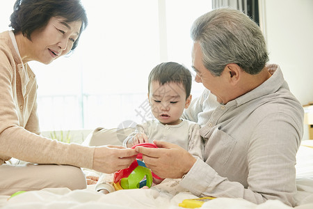 爷爷奶奶陪孙子玩耍图片