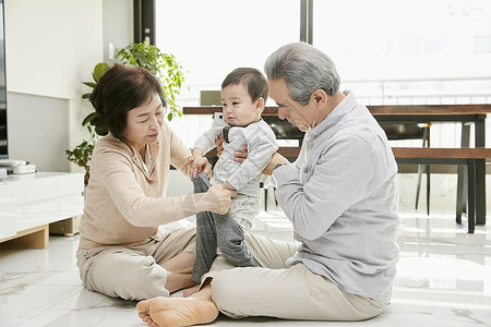 奶奶给小孙子穿裤子图片