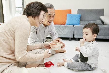 爷爷奶奶陪孙子玩耍图片