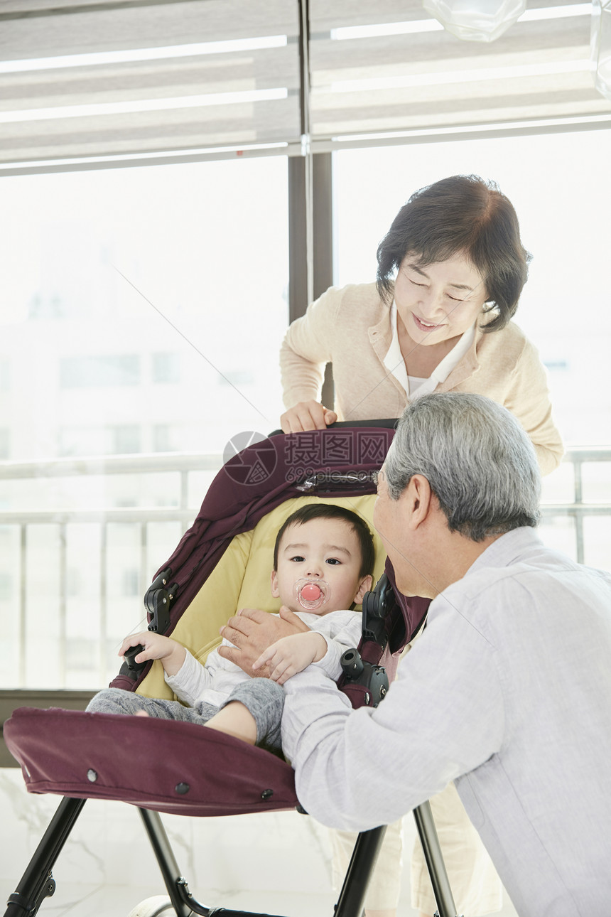 祖父祖母养育孙子图片