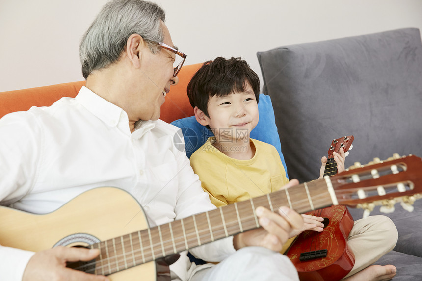 爷爷和孙子一起弹奏音乐图片