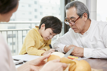 正在写字的小男孩图片