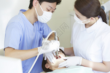 男子做牙齿根管治疗图片