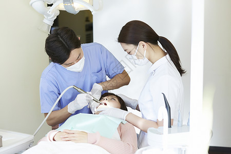 牙科医生牙齿治疗图片