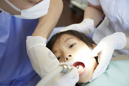牙科医生给小男孩治疗牙齿图片