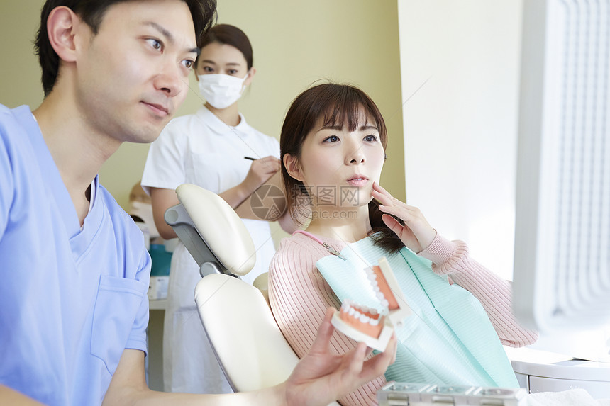 医生分析牙齿治疗方案图片