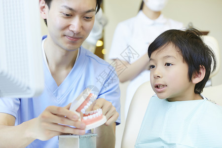 在牙科诊所治疗牙齿的小孩图片