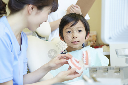 在牙科诊所治疗牙齿的小孩图片