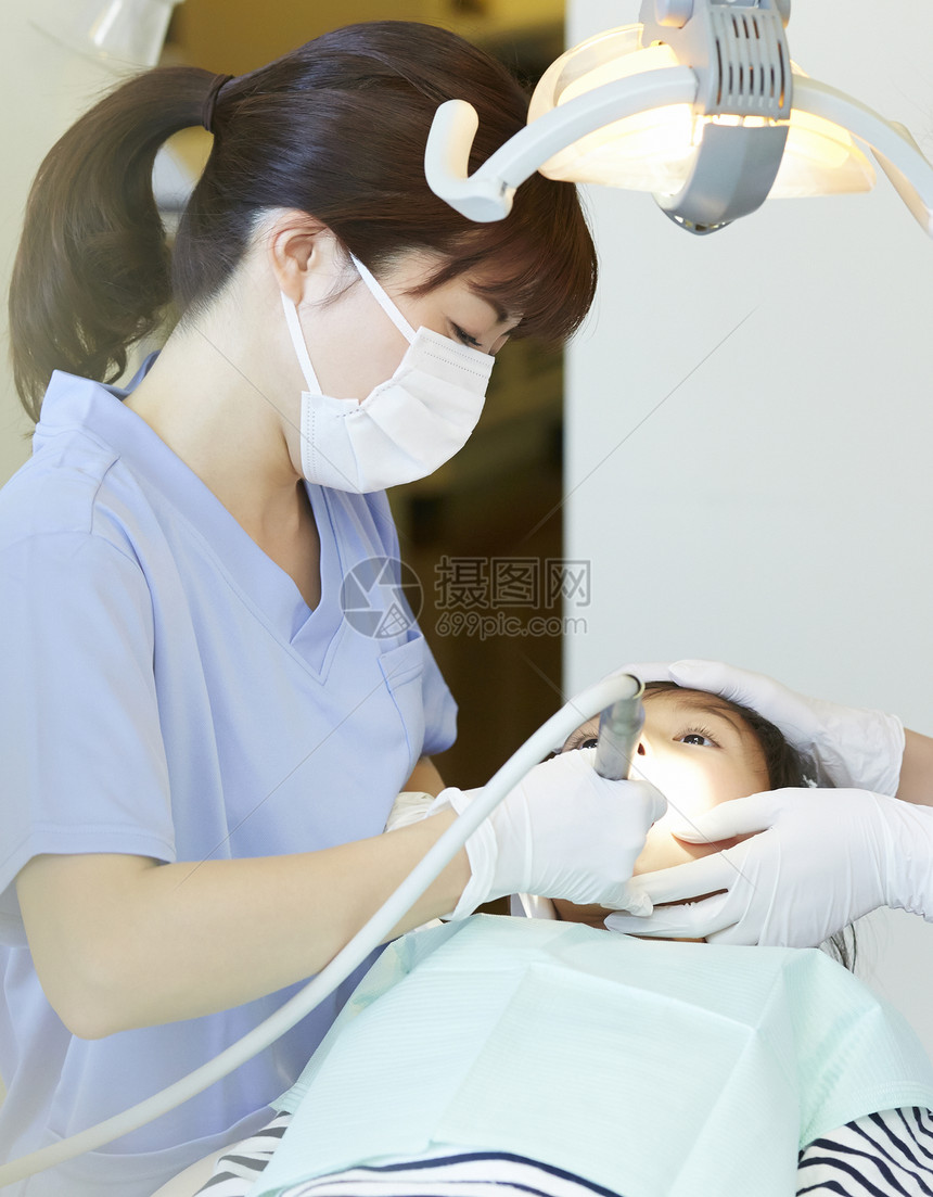 小朋友治疗牙齿图片
