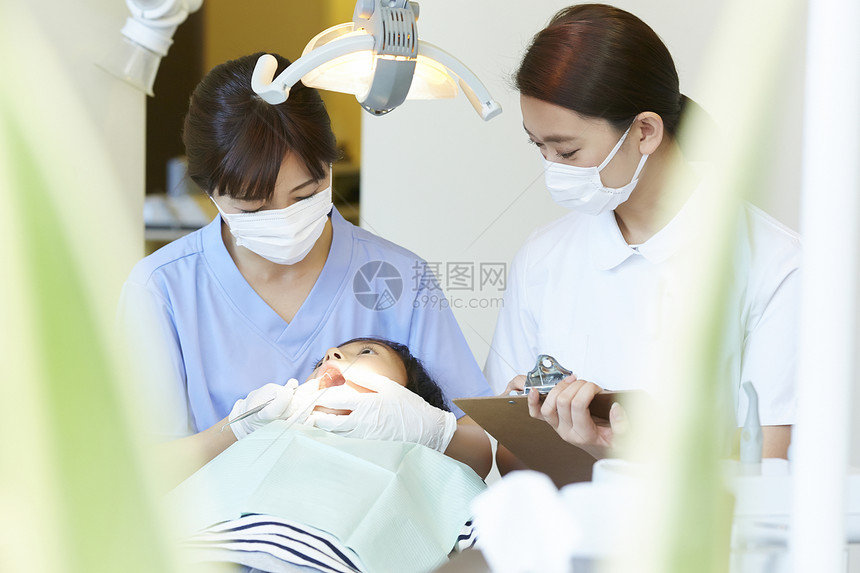专业的牙科诊所医护团队图片