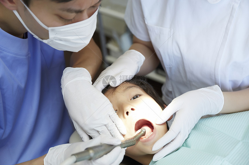 牙科诊所治疗牙齿的小男孩图片