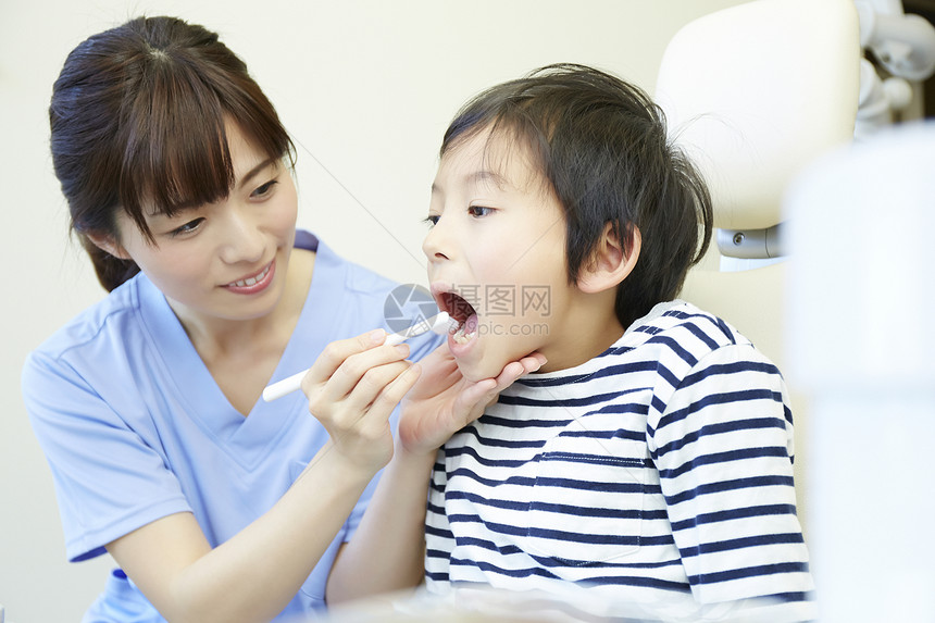 在医院治疗牙齿的小男孩图片