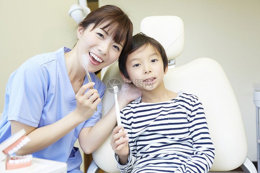 在医院治疗牙齿的小男孩图片