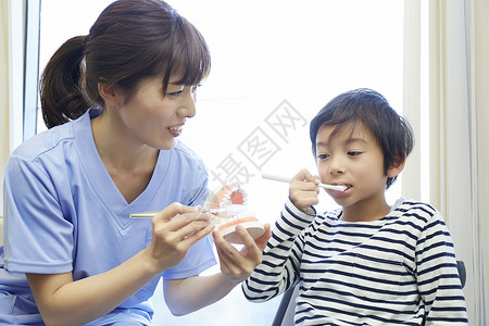身体检查商务亚洲人牙医的牙科刷牙说明图片