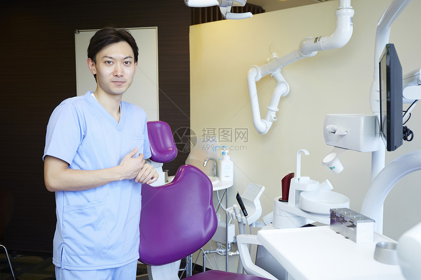 牙科壮年屋内在牙医工作的人图片