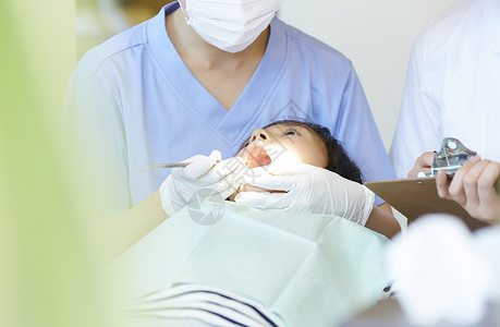 小女孩牙科诊所治疗牙齿图片